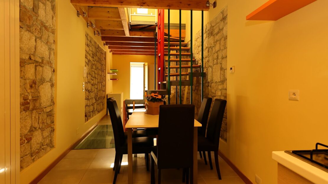 soggiorno con cucina a vista con sala pranzo